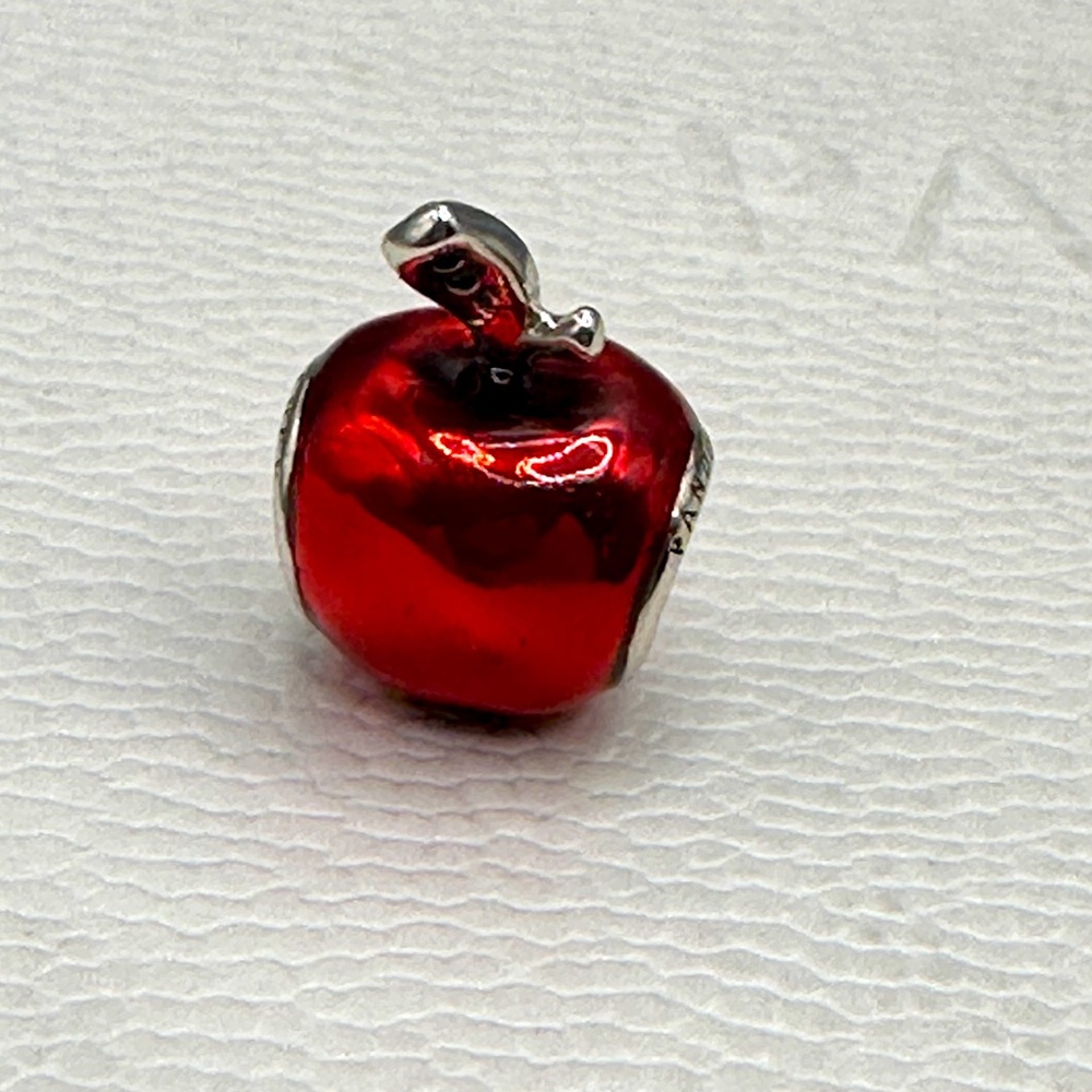 Pandora Disney “Snow White’s Poisin Apple! New!!! Never Used! - Picture 6 of 8